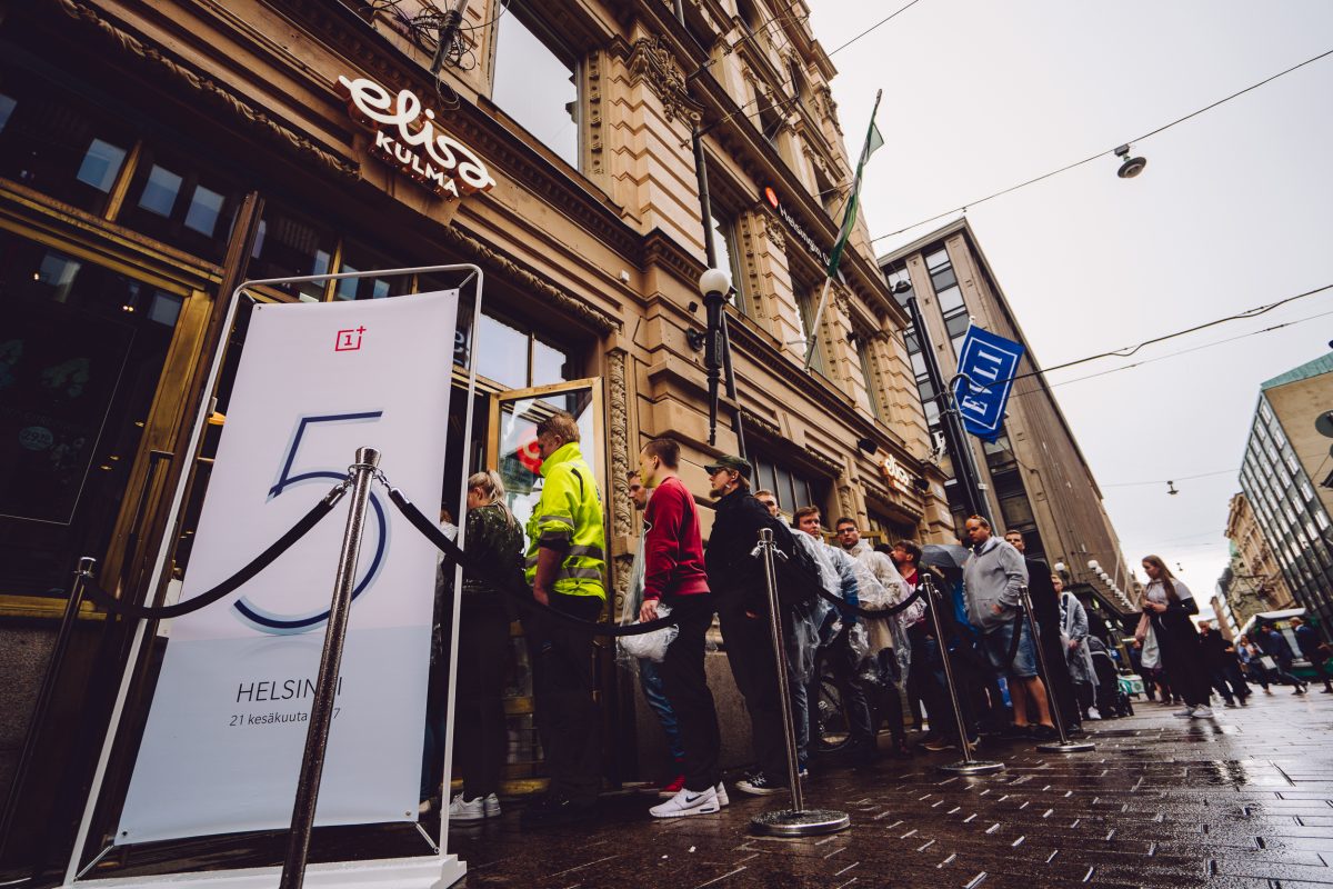 OnePlus järjesti pop-up-myyntitapahtumia yhdessä kumppaneiden kanssa. Kuva Elisa Kulman OnePlus 5 -tapahtumasta Helsingissä vuonna 2017.