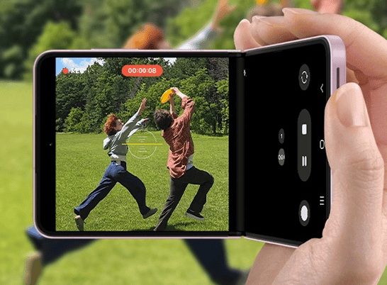 Galaxy Z Flip8 mahdollistaa erilaisia kuvausasentoja, kuten vanhoja videokameroita muistuttavan camcorder-tilan.