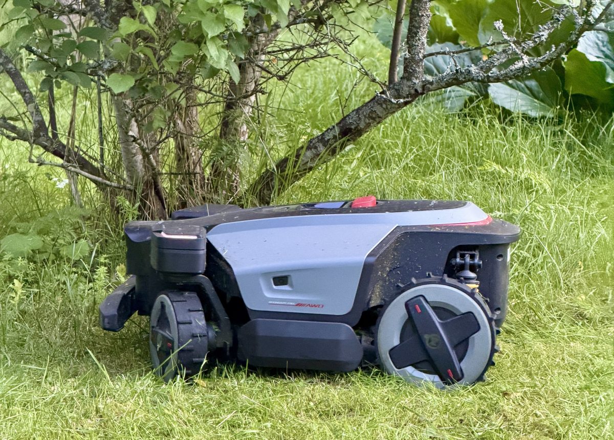 RockMow Z1:n etupyörät kääntävät leikkurin pienessä tilassa.