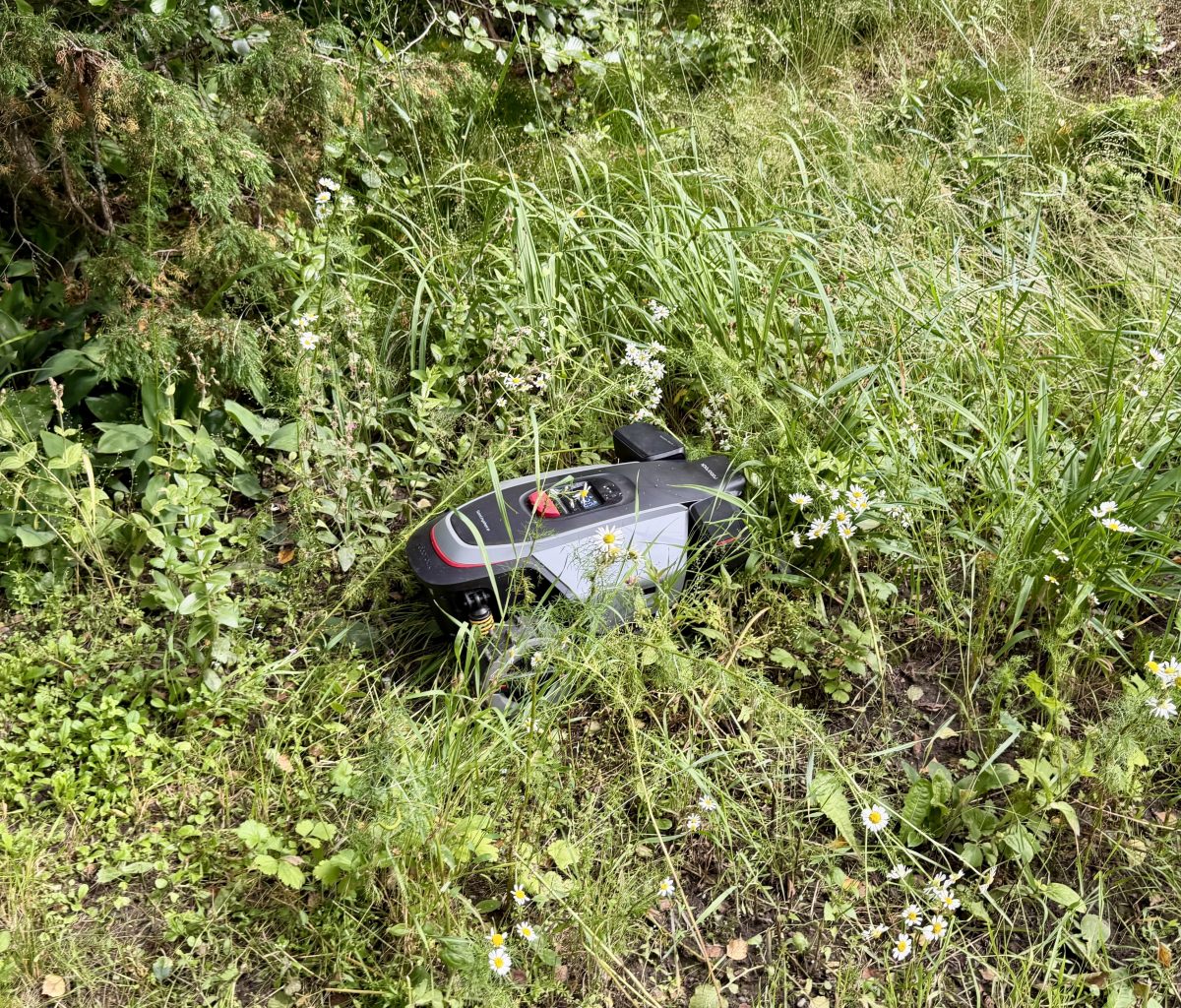 Palatessaan telakkaan robottiruohonleikkuri voi myös eksyä ja ajaa itsensä tälläkin tavalla jumiin.