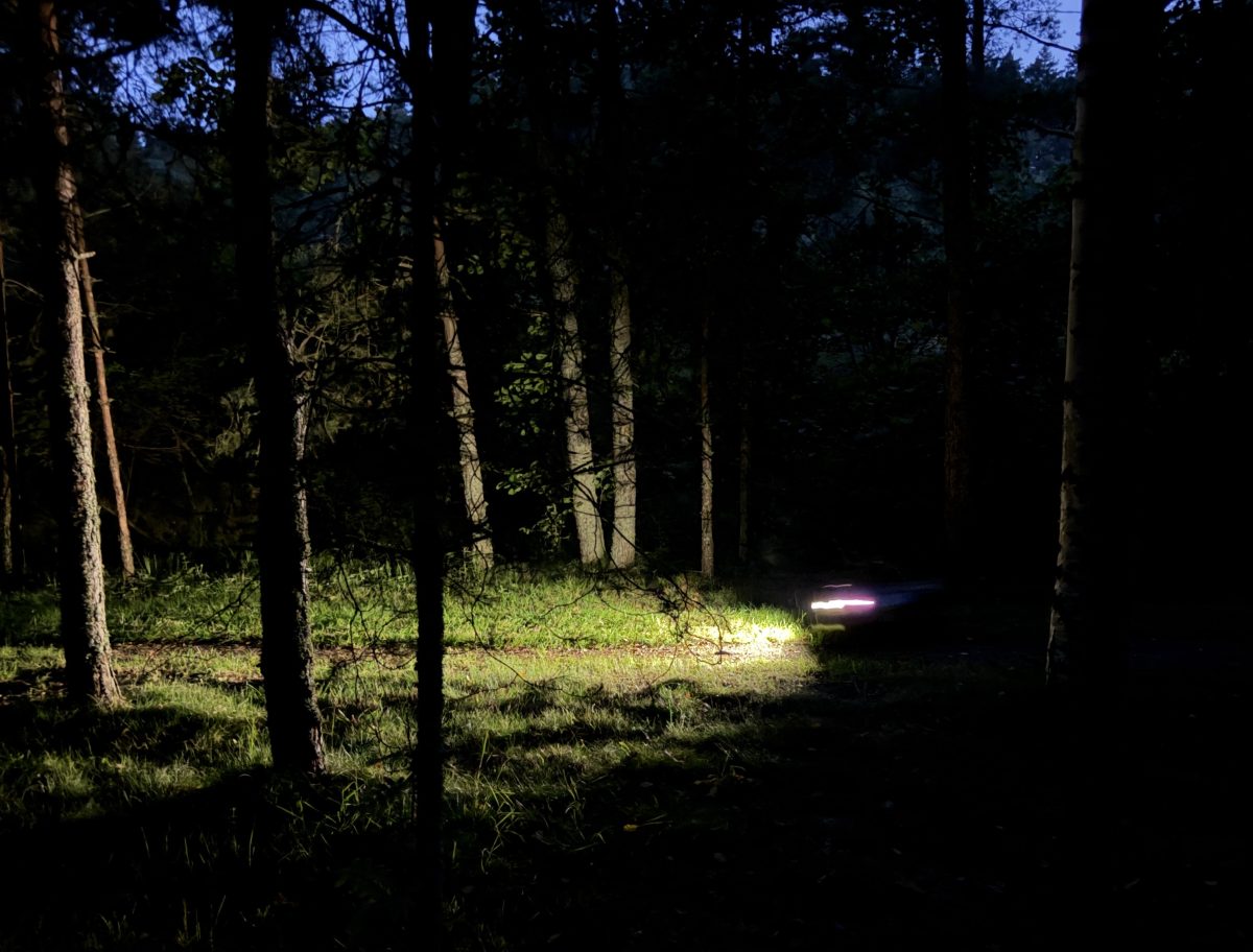 RockMow Z1 on varustettu valolla, joka mahdollistaa toiminnan pimeässäkin.