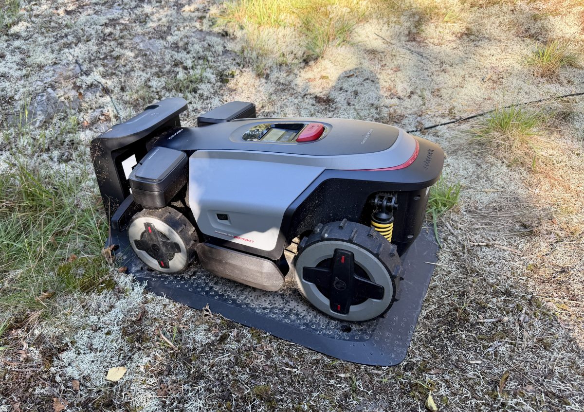 RockMow Z1 lataustelakassa.