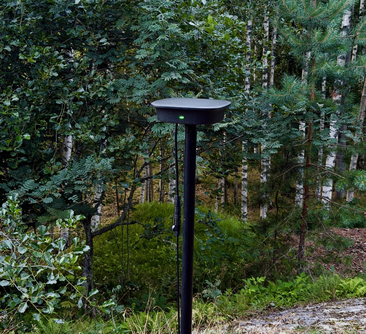 RockMow Z1:n RTK-yksikkö tulee sijoittaa mahdollisimman avoimelle paikalle. Mökkitontilta sellaista voi olla vaikea löytää, sillä sähköä on myös oltava saatavilla.