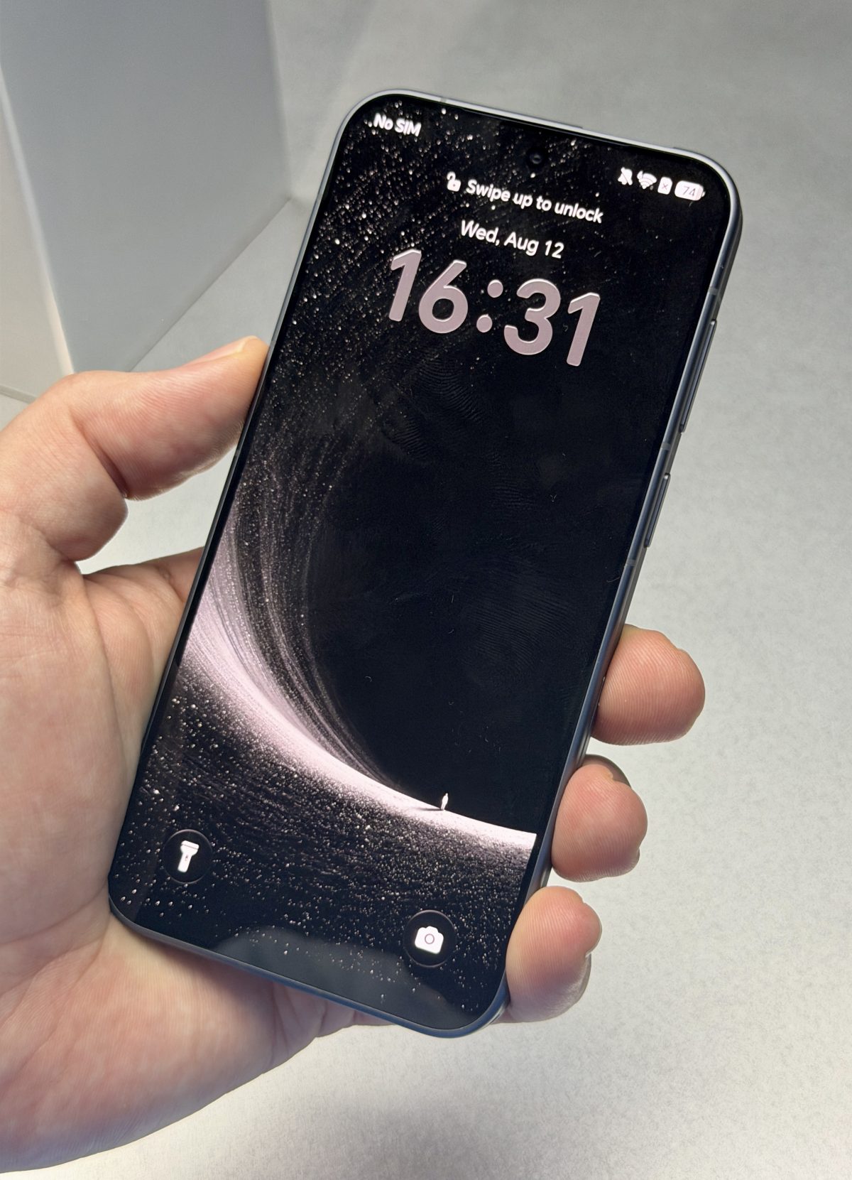 Etupuolelta Honor Robot Phone on kuin mikä tahansa muu älypuhelin.