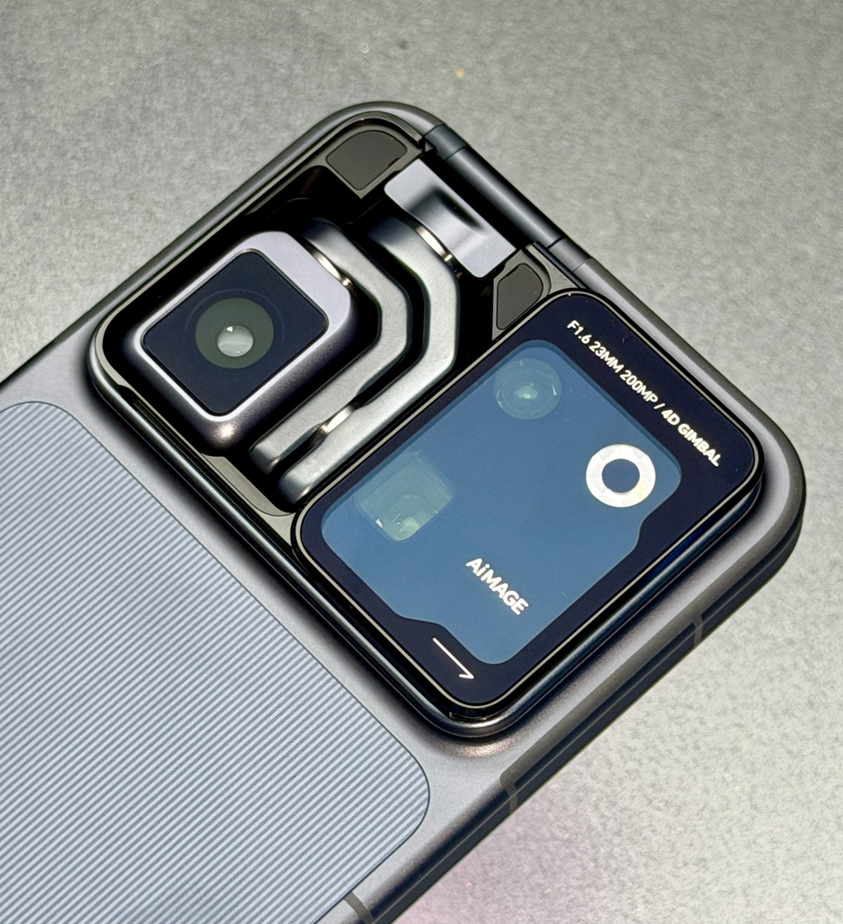 Honor Robot Phone vie kamerakokonaisuuden uudelle tasolle älypuhelimissa. Robottivarrellisen 200 megapikselin pääkameran lisäksi takaa löytyvät myös perinteiset 50 megapikselin ultralaajakulmakamera sekä 200 megapikselin 2,7x optisen zoomin telekamera.