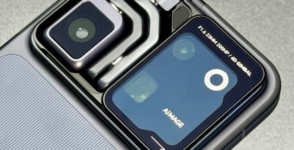 Honor Robot Phone vie kamerakokonaisuuden uudelle tasolle älypuhelimissa. Robottivarrellisen 200 megapikselin pääkameran lisäksi takaa löytyvät myös perinteiset 50 megapikselin ultralaajakulmakamera sekä 200 megapikselin 2,7x optisen zoomin telekamera.