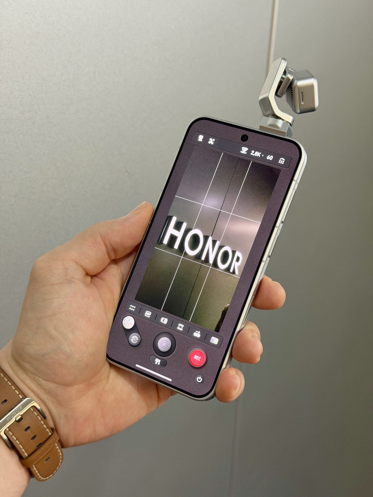 Honor Robot Phonen 200 megapikselin pääkamera robottivarren päässä tarjoaa älypuhelimissa poikkeuksellisen vakauden videokuvaukseen.