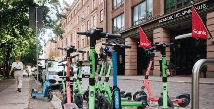 Sähkpotkulautojen pysäköintiä seurataan Helsingissä. Kuva: Vesa Laitinen.