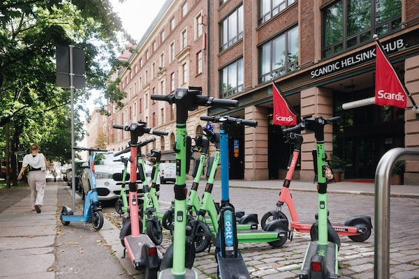 Sähkpotkulautojen pysäköintiä seurataan Helsingissä. Kuva: Vesa Laitinen.