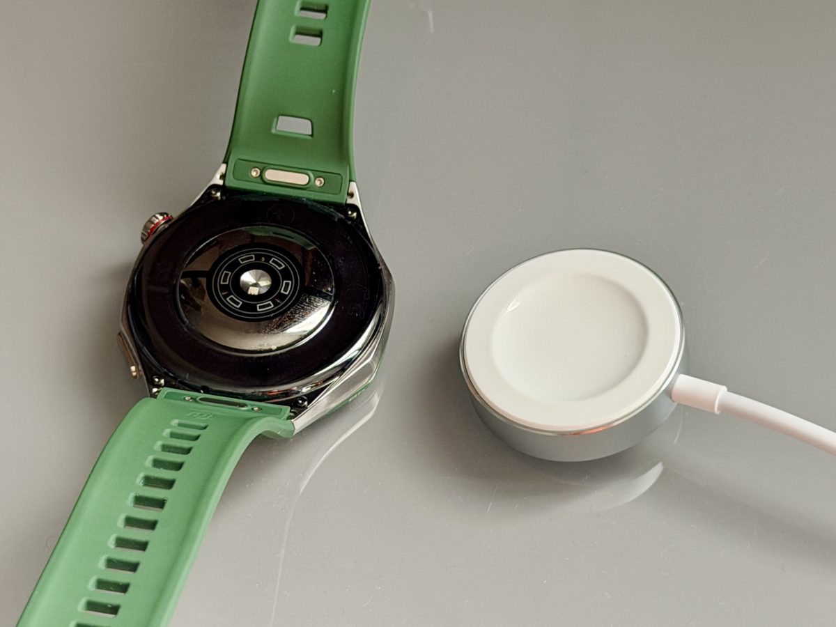 Huawei Watch GT 7 Pro tukee langatonta latausta. Mukana toimitettava latausmokkula on osin metallinen.