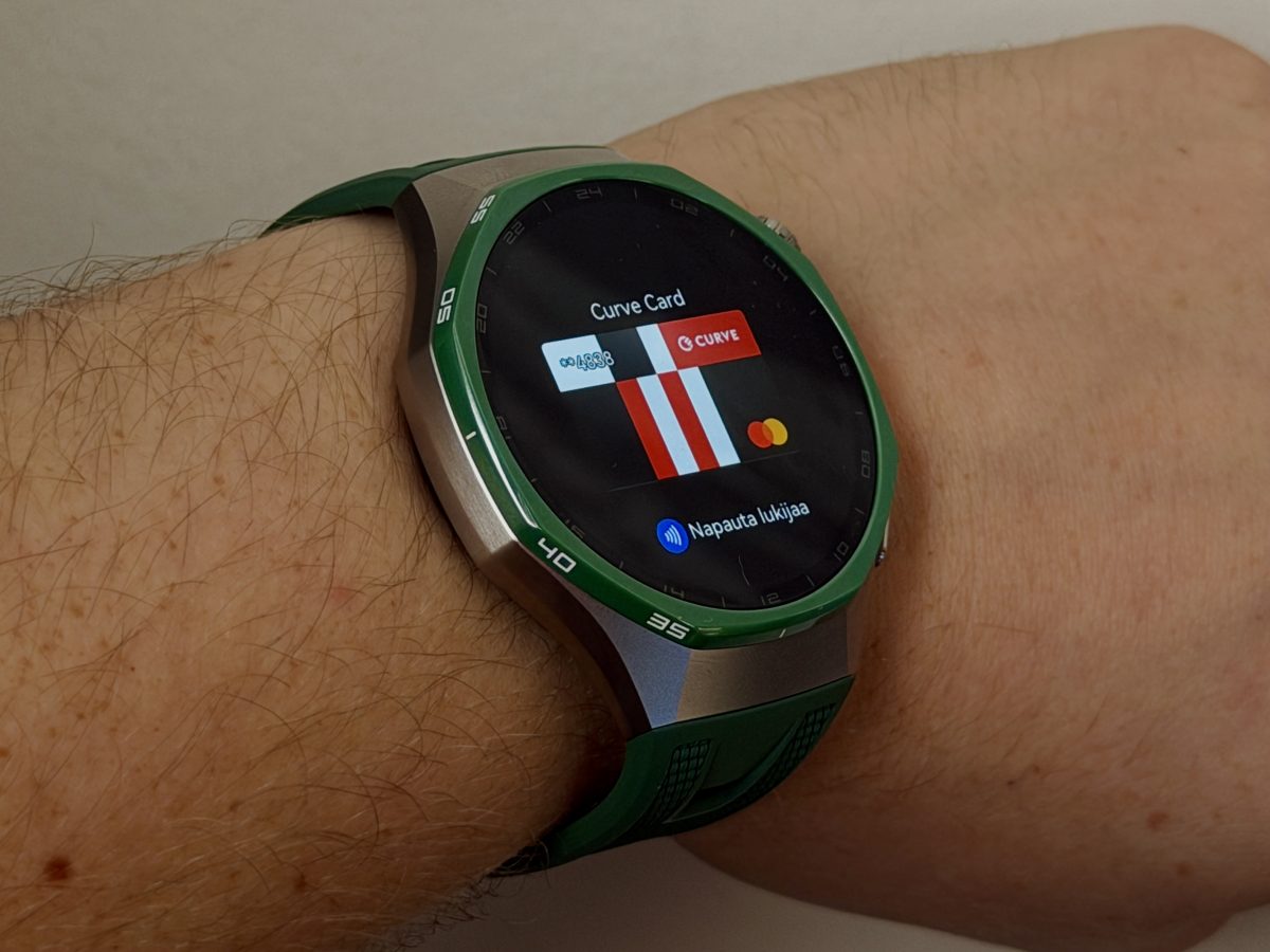 Huawei Watch GT 7 Prolla lähimaksaminen on mahdollista Curve Paylla, jolla voi käyttää laajasti eri kortteja välissä toimivan virtuaalikortin avulla.