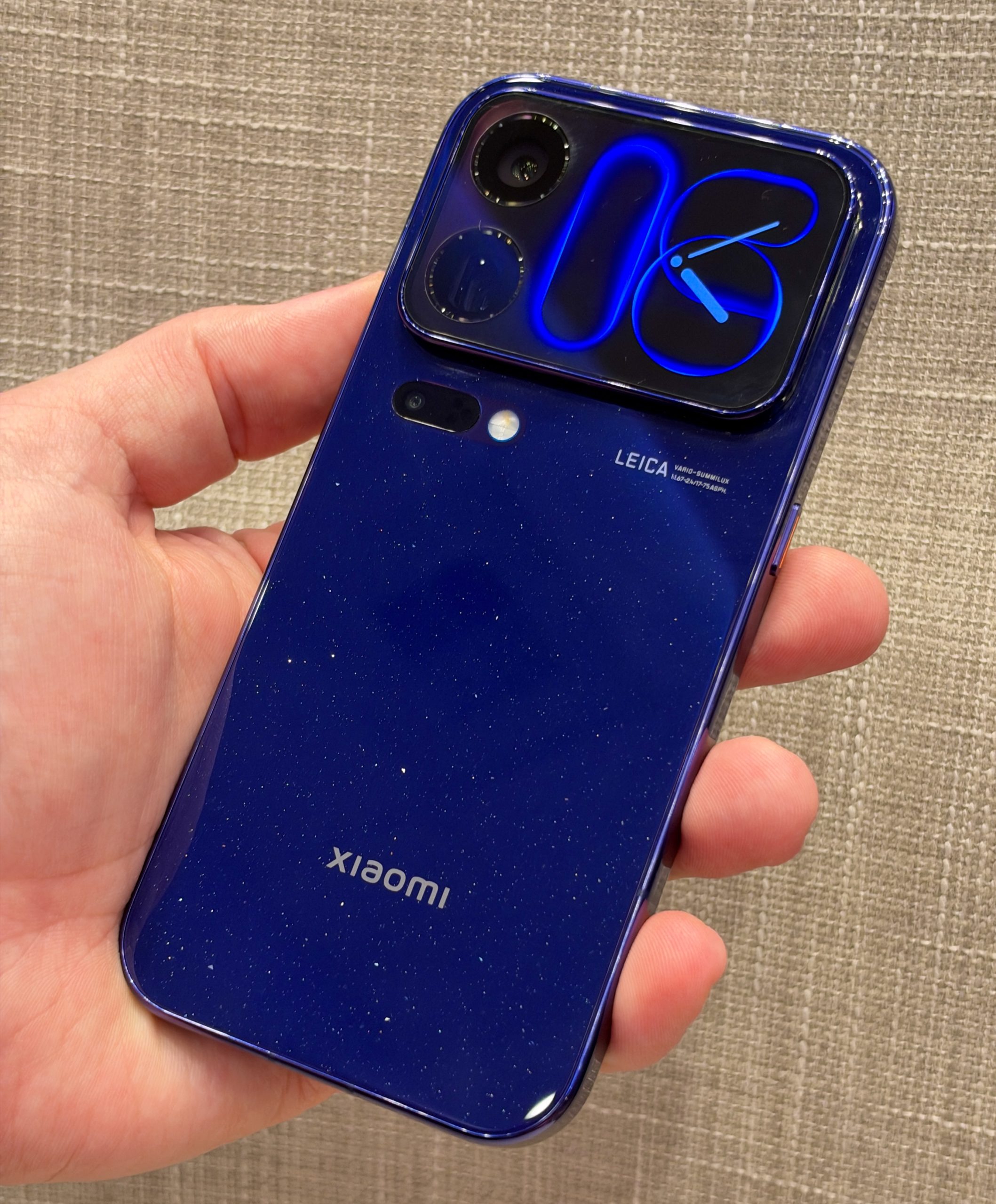 Xiaomi 18 Pro -puhelinten sininen väri on viimeistelty tähtien tavoin kimaltelevaksi.