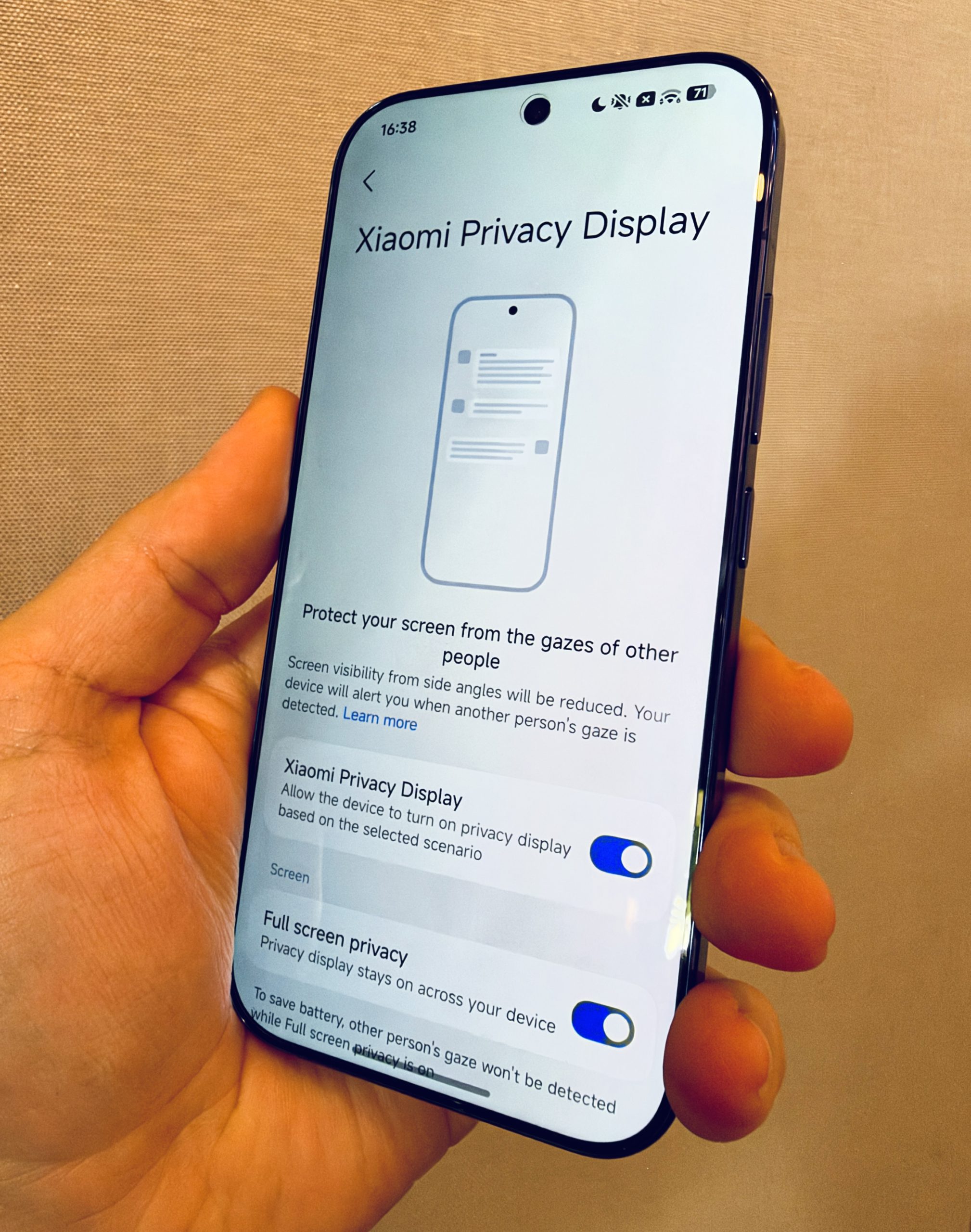 Xiaomi 18 Pro -puhelimissa on mukana Privacy Display, jolla näytön tai sen osan voi pimentää sivusta suuntautuvilta katseilta.