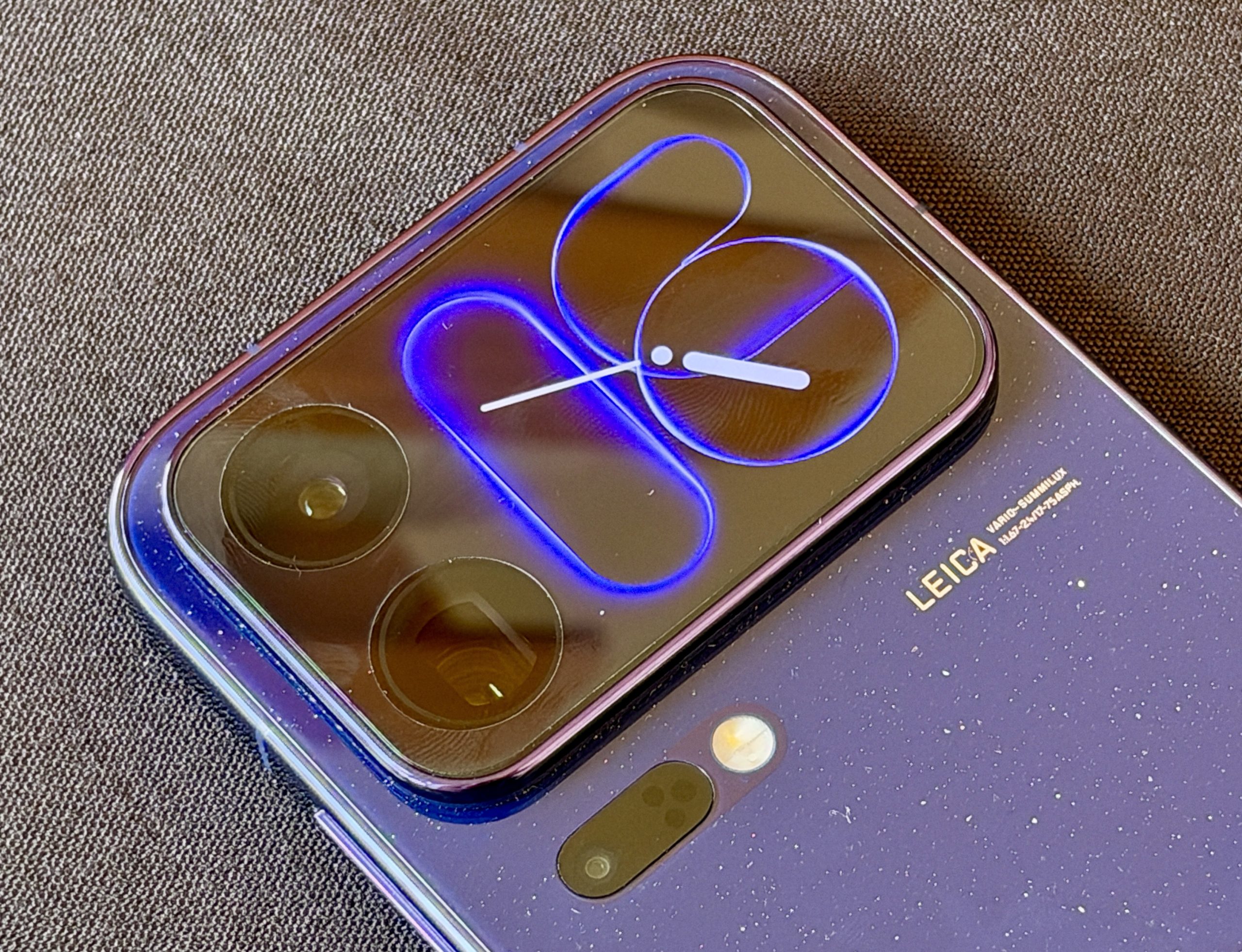 Takanäyttö on Xiaomi 18 Pro -puhelinten erikoisuus.