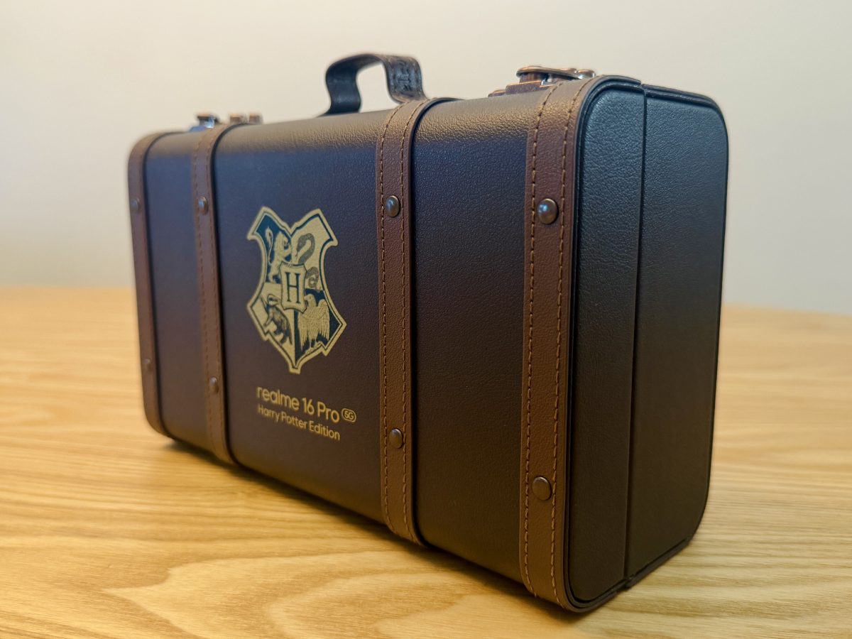 Realme 16 Pro 5G Harry Potter Editionin pakkaus on tehty muistuttamaan Harry Potterin salkkua – tietenkin.