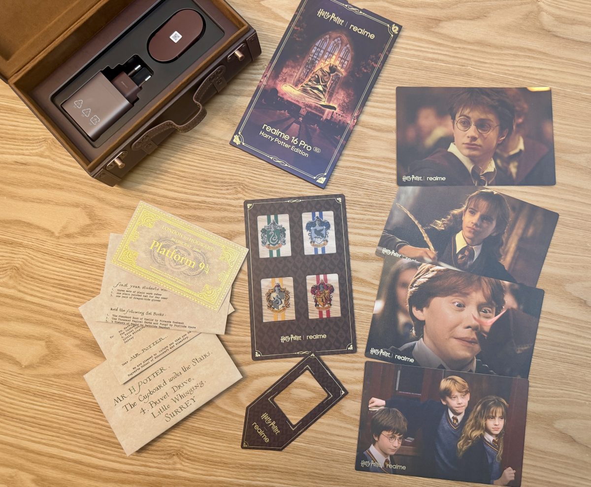 Erikoisversion pakkaus sisältää monenlaista Harry Potter -rekvisiittaa.