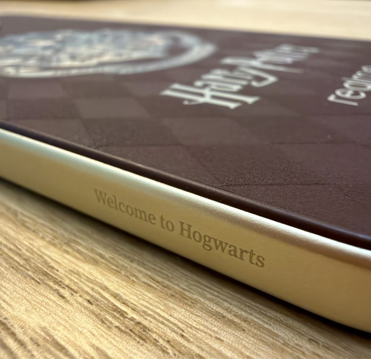 Realme 16 Pro 5G:n kyljellä lukee Welcome to Hogwarts.