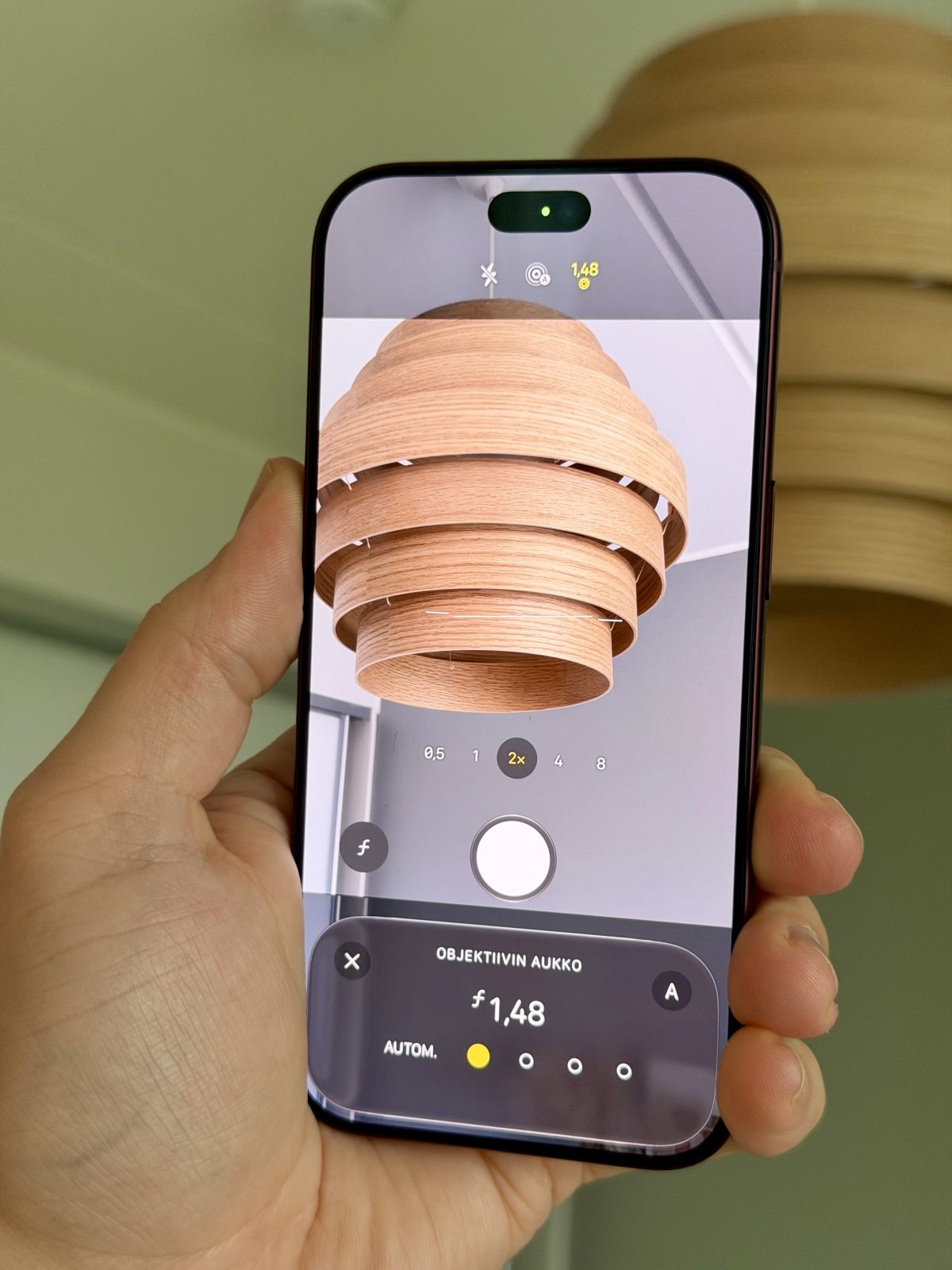 Pääkameran aukon kokoa voi nyt muuttaa iPhone 18 Pro -puhelimissa. Oletuksena aukon koko mukautuu automaattisesti tilanteen mukaan, mutta sitä voi muuttaa myös käsin.