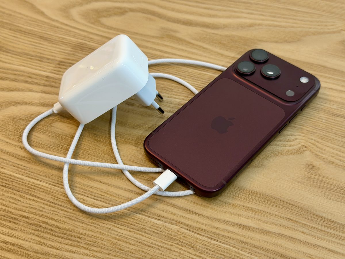 iPhone 18 Pro -puhelimet tukevat entistä nopeampaa pikalatausta, mutta vaativat tähän yhteensopivan laturin. Sellainen on esimerkiksi kuvan uusi Apple-laturi.