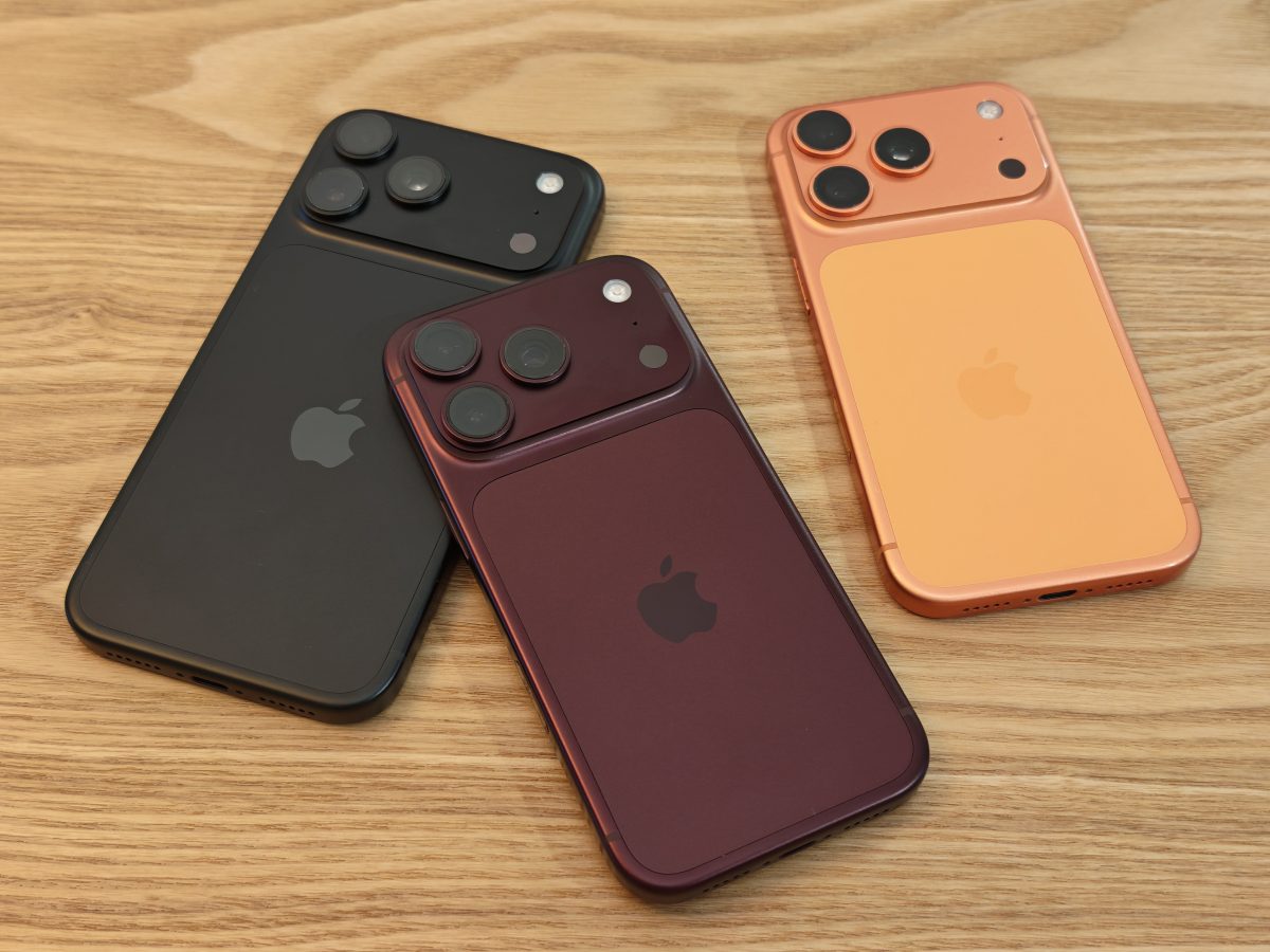 iPhone 18 Pro -puhelimet saa nyt monien toivomalla tavalla mustanakin. Viininpunainen on uusi huomioväri. Rinnalla oranssi iPhone 17 Pro.
