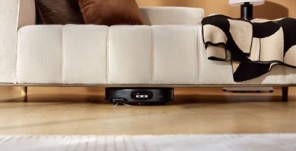 Roborock Saros 20 Neo mahtuu matalien huonekalujen alle.