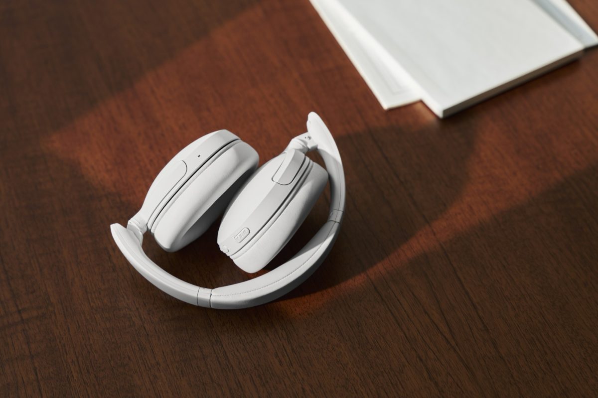 Sony WH-CH730N kasaan taitettuna.