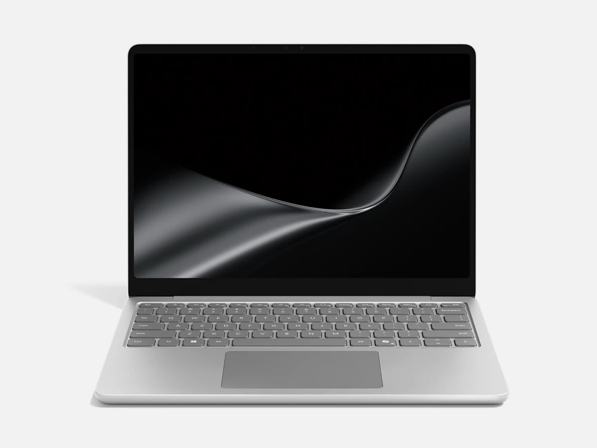 13 tuuman Surface Laptop platinanvärisenä värivaihtoehtona.