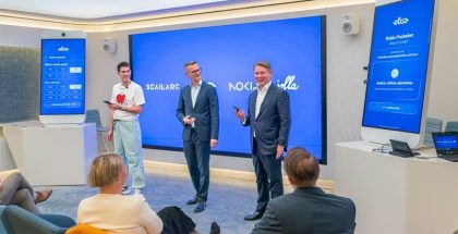 Kuva esittelytilaisuudesta. Kuvassa Robin Packalen, Jukka Isokangas sekä Topi Manner.