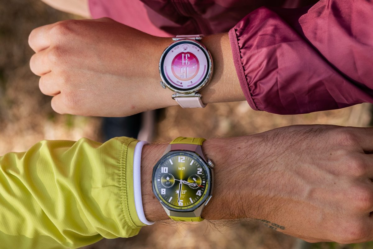Yllä Pernillan ranteessa 41 millimetrin Huawei Watch GT 7 vaaleanpunaisena värivaihtoehtona ja alla Robinin ranteessa Huawei Watch GT 7 Pro keltaisella rannekkeella.