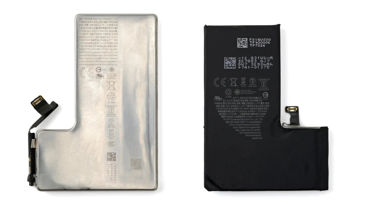 iPhone 16 Pron alumiinipakattu akku verrattuna teräskuoriseen iPhone 17 Pron akkuun. Kuva: iFixit.