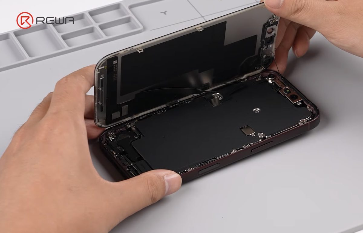 iPhone 18 Pro purettavana. Kuvankaappaus videolta.