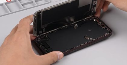 iPhone 18 Pro purettavana. Kuvankaappaus videolta.