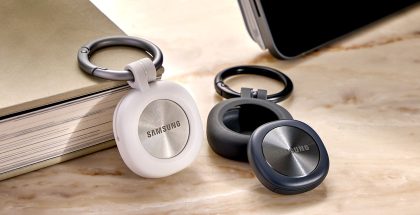 Samsung Galaxy SmartTag3 lisävarustepidikkeiden kera.