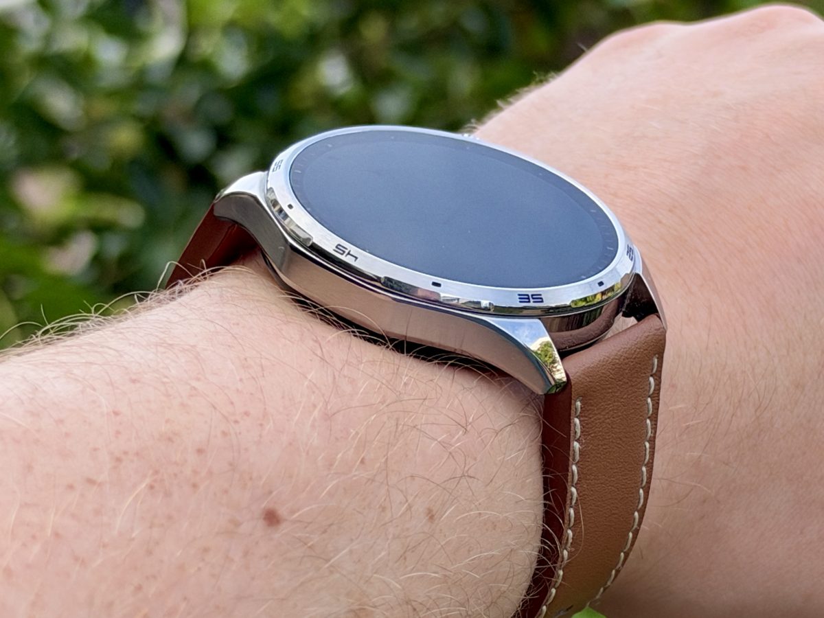 Honor Watch 6:n muotoilu on klassisen tyylikäs.