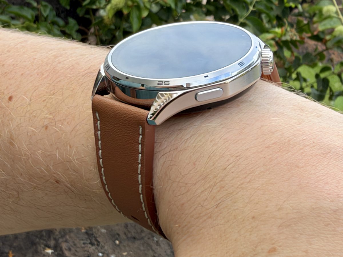 Honor Watch 6:n oikealta sivulta löytyvät kruunupainike ja toinen painike.