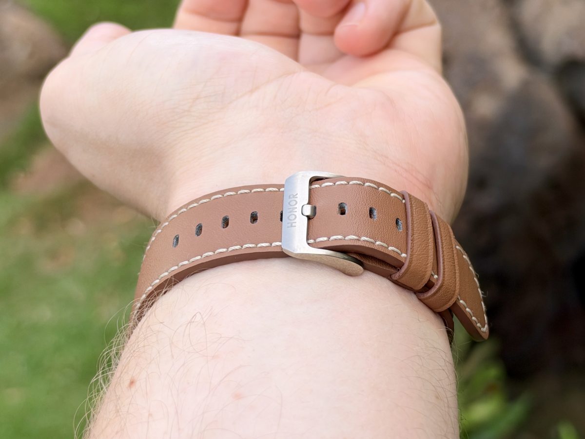 Honor Watch 6:n ruskea nahkaranneke on varustettu metallisella soljella.