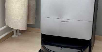 Roborock Saros 20 telakassa.