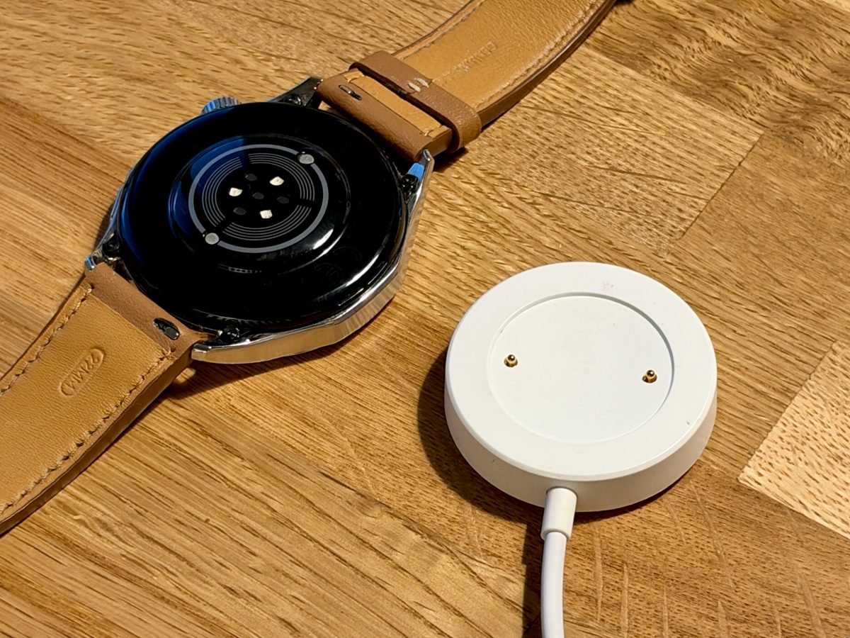 Honor Watch 6:n lataus tapahtuu magneettisesti kelloon kiinnittyvällä latauslaitteella.