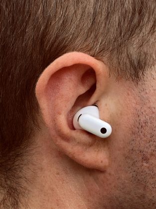 FreeBuds Neo -kuulokkeet sopivat mukavasti korviin.