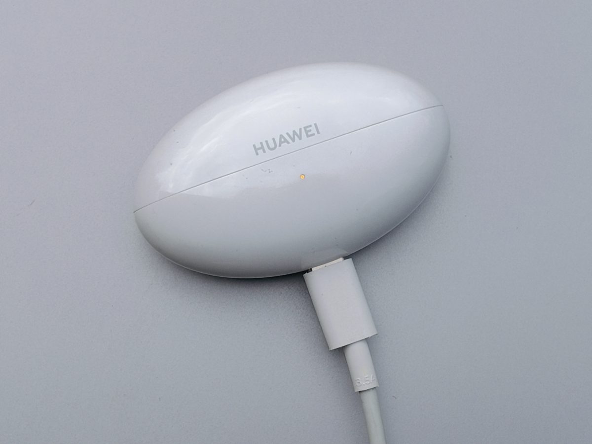FreeBuds Neon kotelo ei tue langatonta latausta. Lataus tapahtuu USB-C:n kautta.
