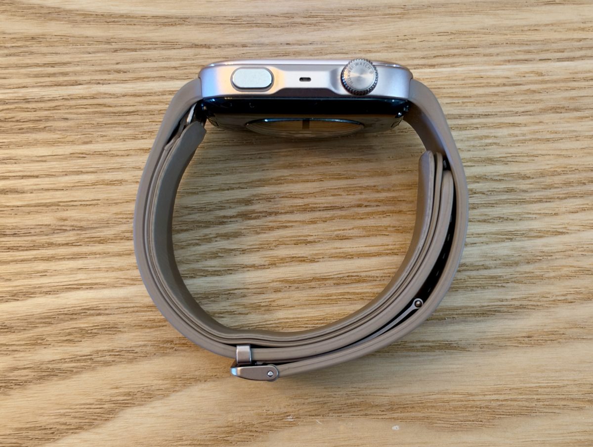 Huawei Watch D3 sivusta. Ranneke on ilmatyynyn takia selvästi tavallista paksumpi kokonaisuus.