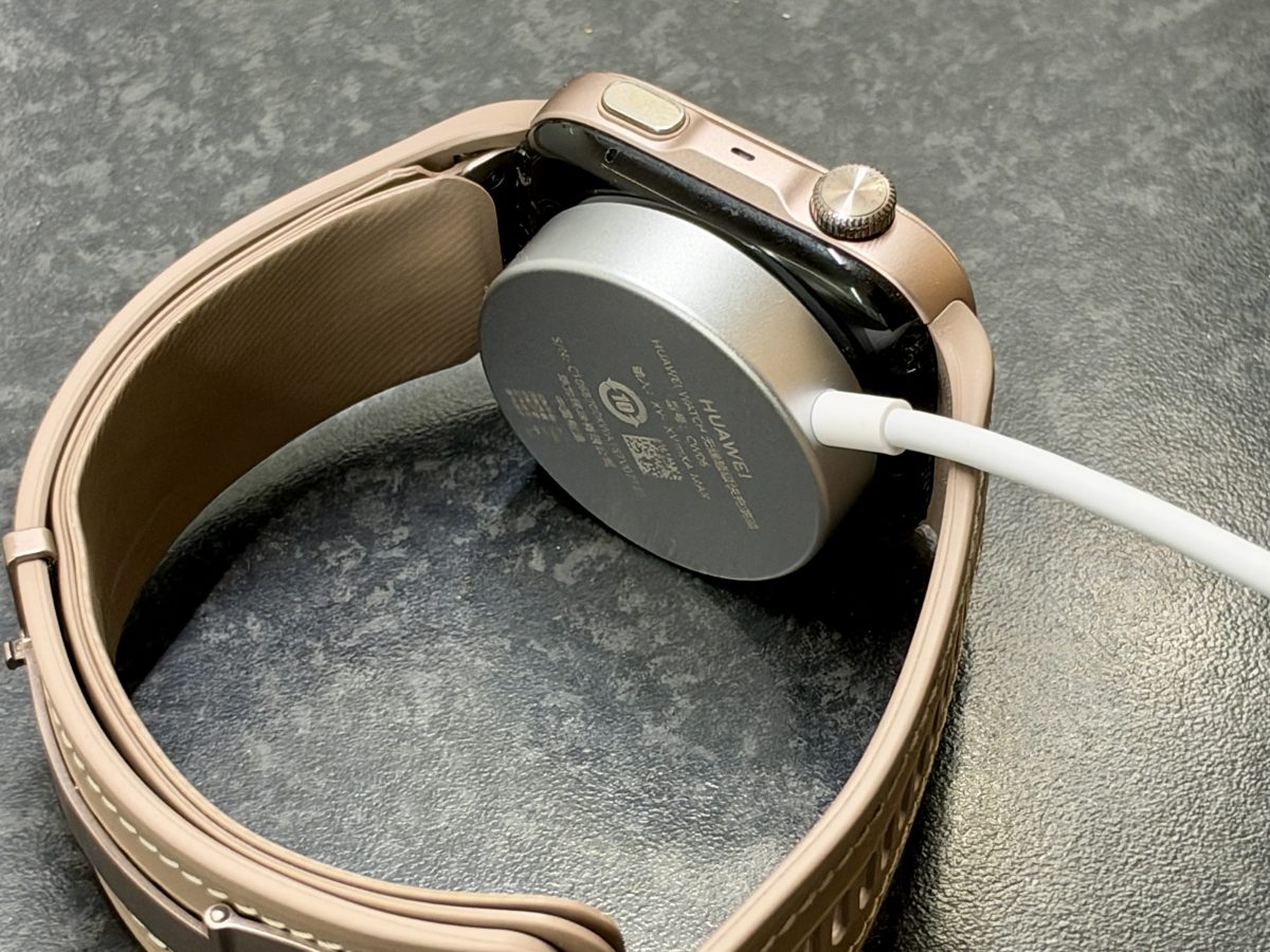 Huawei Watch D3:n latauslaite kiinnittyy kellon pohjaan magneettien voimalla.