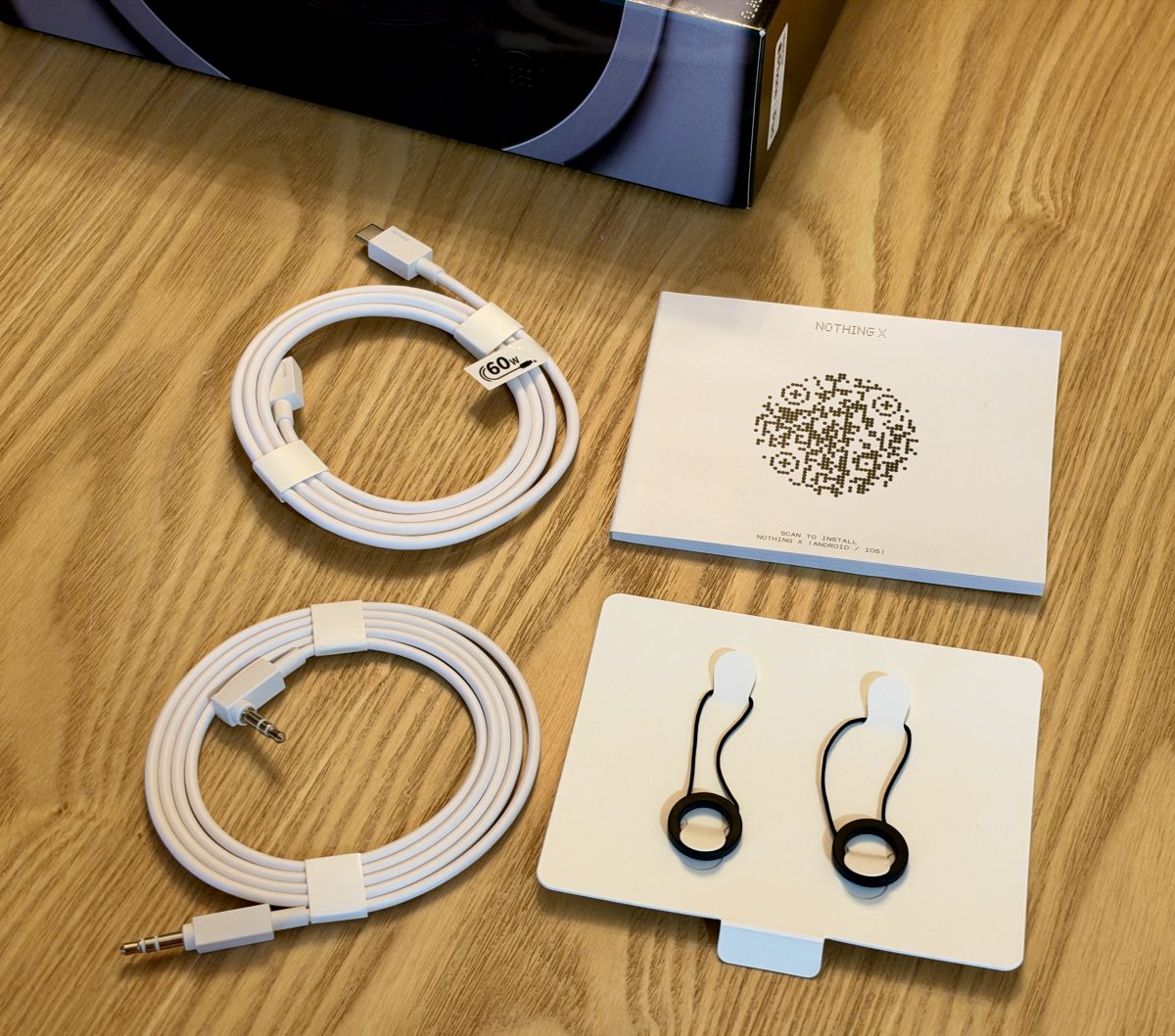 Nothing Headphone (1) Pron mukana tulevat USB-C- ja 3,5 mm -kaapelit sekä kantohihnakiinnikkeet kotelolle.