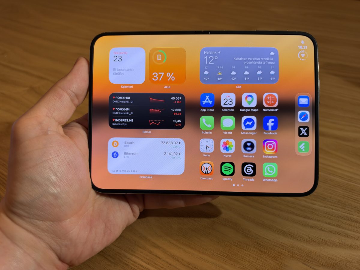 iPhone Duon kotinäkymässä sisänäytöllä Dockin kuvakkeet sijaitsevat näytön oikeassa reunassa.