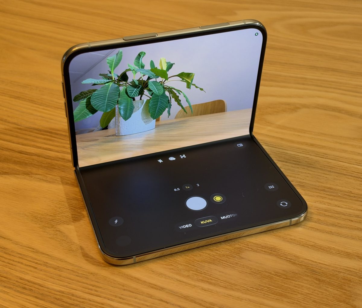 iPhone Duon voi asettaa kuvaamaan pöydälle. Myös Kamera-sovelluksen käyttöliittymä mukautuu tähän.