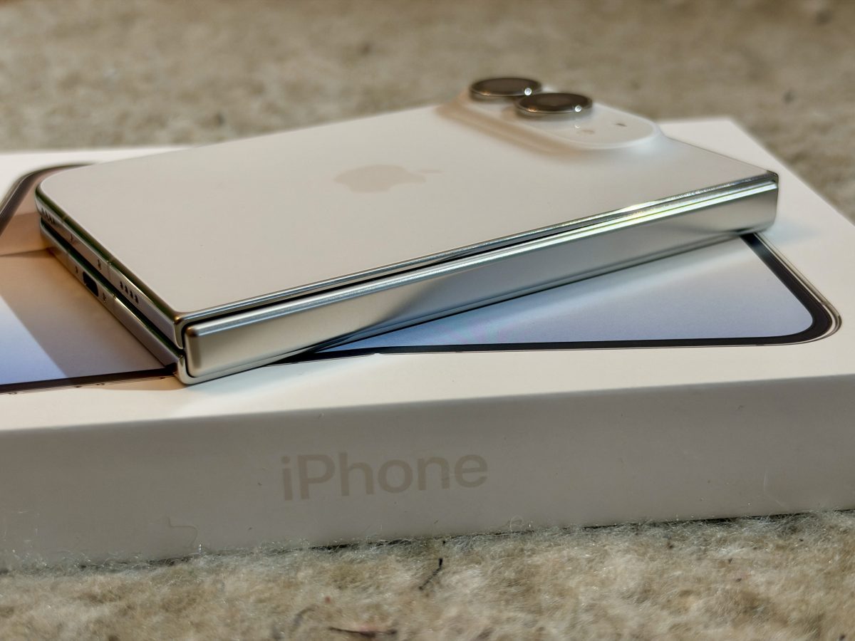 iPhone Duon runko on titaania.