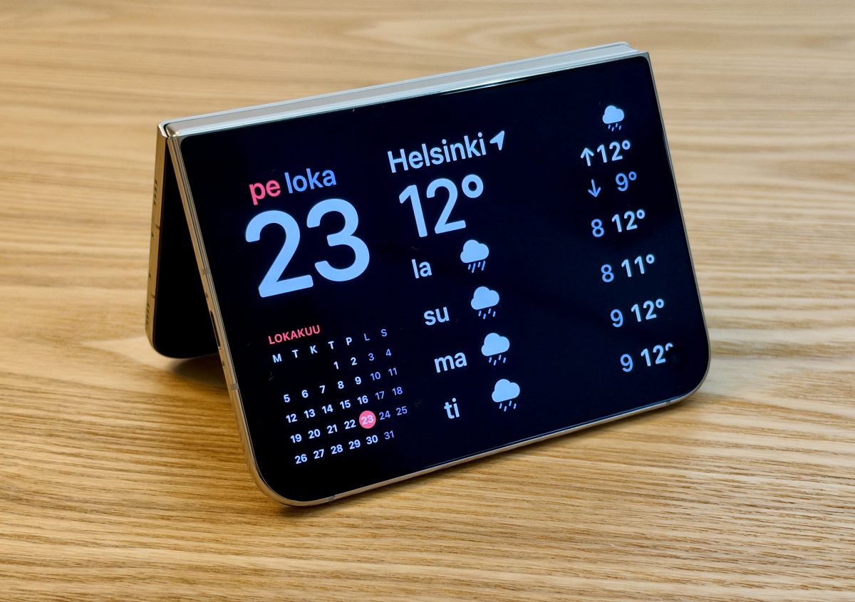 StandBy-valmiustilanäyttö toimii iPhone Duossa ilman lataustakin. Tarjolla on erilaisia tietonäkymiä.