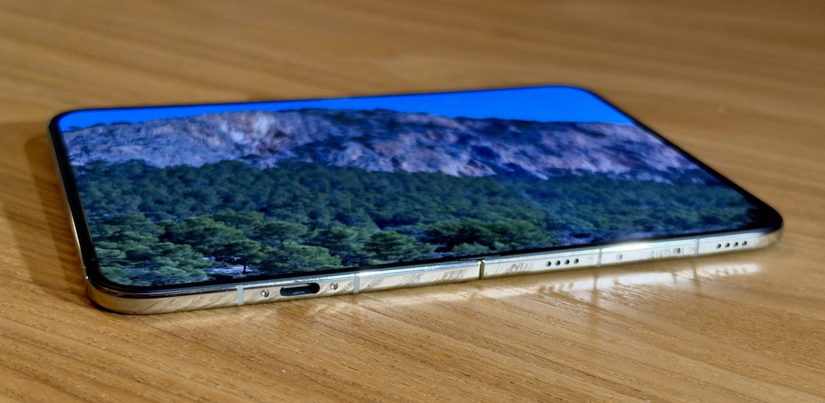 iPhone Duon sisältä avautuu 7,6 tuuman näyttö.