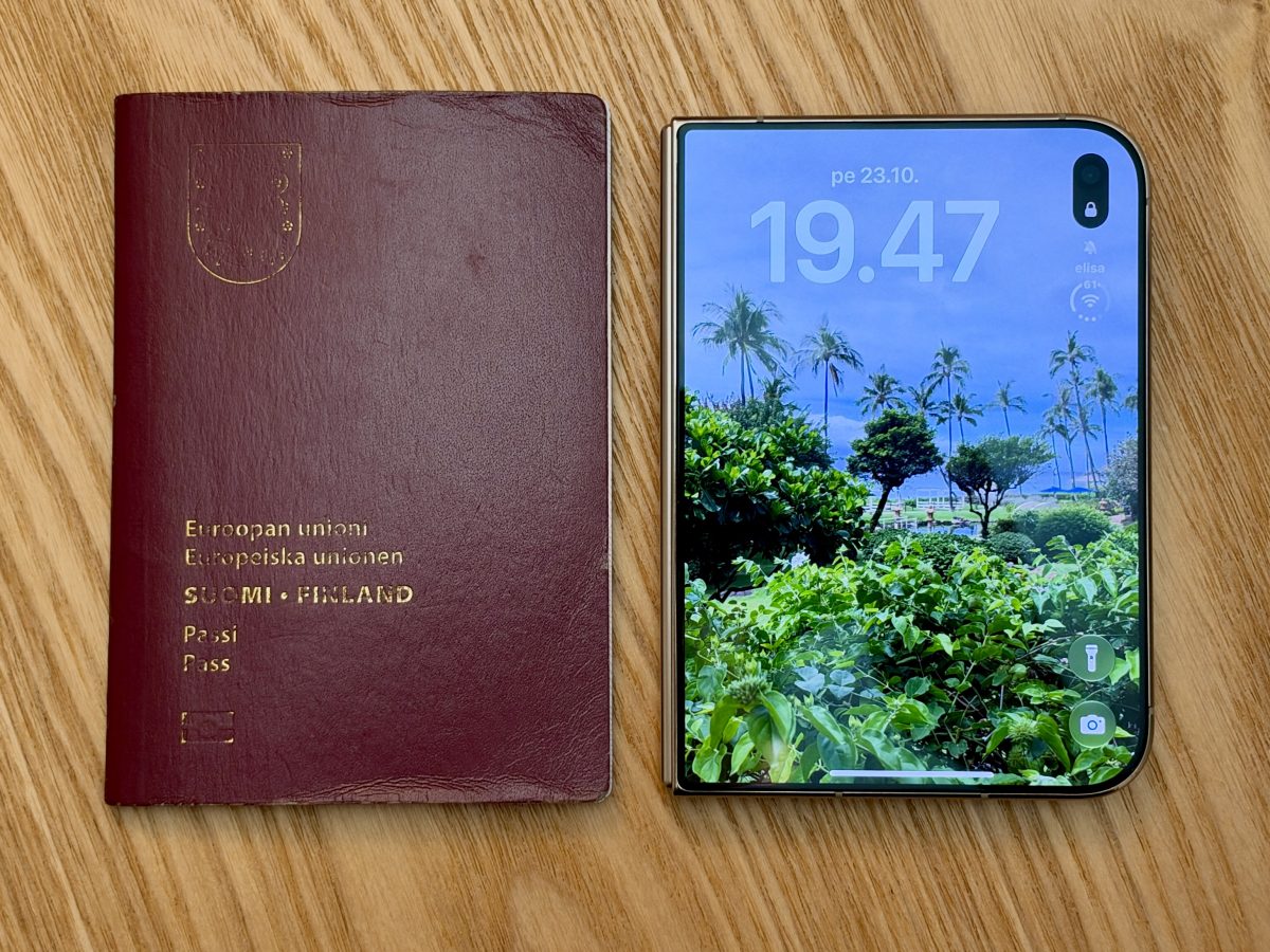 iPhone Duo on hieman pienempi kuin passi.