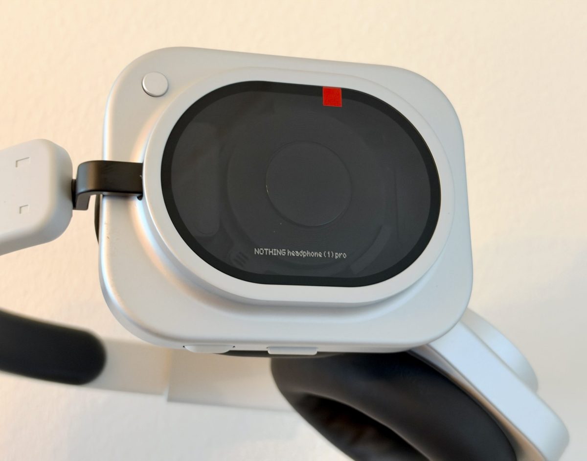 Lasin takana Nothing Headphone (1) Prossa näkyy äänentoiston elementtejä.
